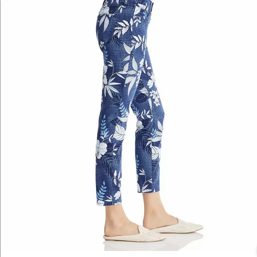 Tommy Bahama Women’s Basta Blossoms Crop Pants.